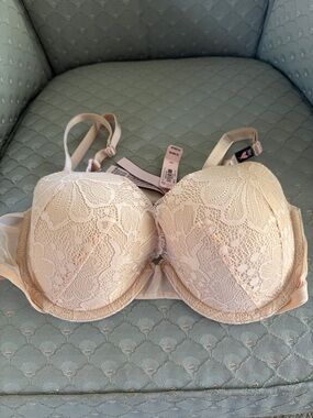 Victoria's Secret Lace Underwire Bra - Cream
